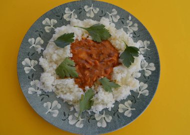 Beyaz pirinçli tavuk tikka masala.