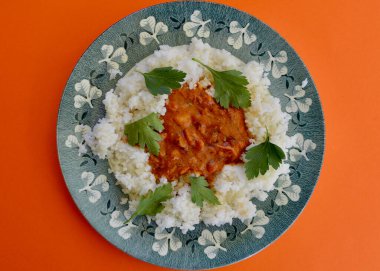 Beyaz pirinçli tavuk tikka masala.