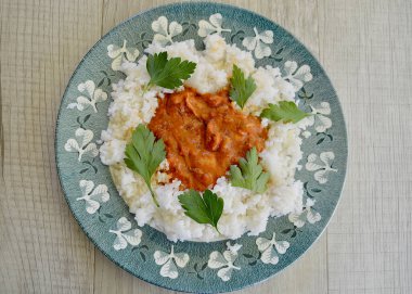 Beyaz pirinçli tavuk tikka masala.