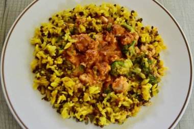 Sebzeli ve pirinçli tavuk masajı.