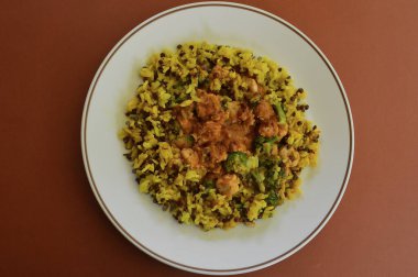 Sebzeli ve pirinçli tavuk masajı.