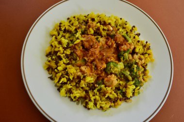 Sebzeli ve pirinçli tavuk masajı.