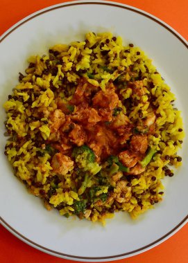 Sebzeli ve pirinçli tavuk masajı.