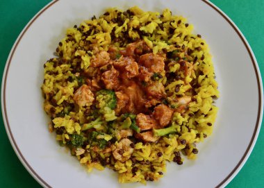 Sebzeli ve pirinçli tavuk masajı.