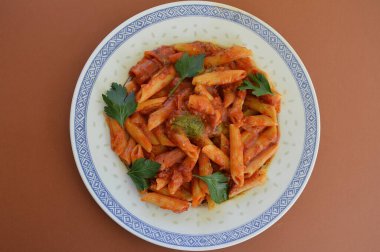 Peynirli, maydanozlu ve Napoli soslu makarna.