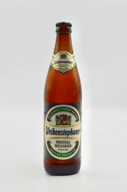 Beyaz bir arka planda Weihenstephaner Kristall Weissbier şişesinin yakın çekimi.