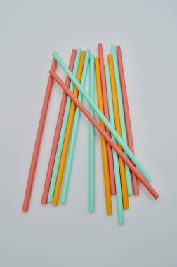 Renkli kağıt beyaz arka planda pipet içiyor