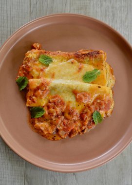 Nane yapraklı ıspanak ve ricotta cannelloni.