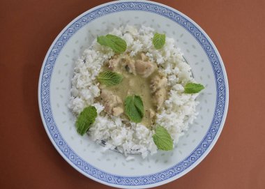 Tayland yeşili körili tavuk, beyaz pirinç ve nane yaprağı.