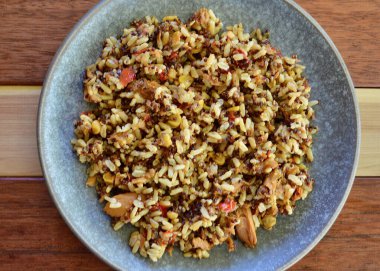 Tabakta kahverengi pirinç ve kinoa ile ton balığı