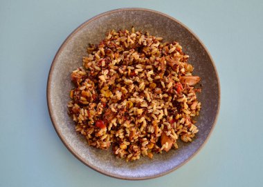 Tabakta kahverengi pirinç ve kinoa ile ton balığı