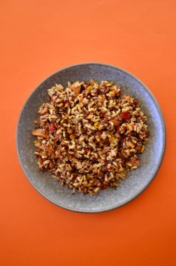 Tabakta kahverengi pirinç ve kinoa ile ton balığı