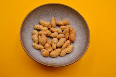 Kabukta kızartılmış fıstık manzarası yemeye hazır.