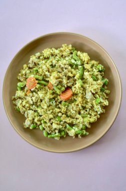 Japon usulü köri soslu sebze ve pilav.