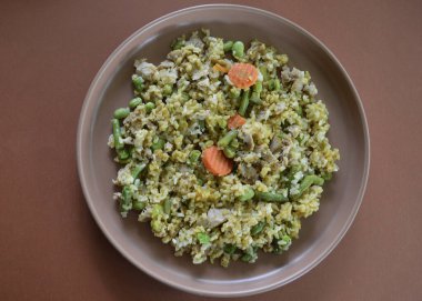 Japon usulü köri soslu sebze ve pilav.