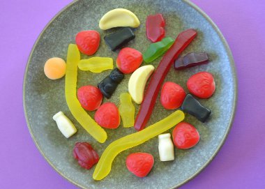 Mutfakta tabakta jöleli şekerler.