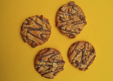 Çikolata ve fıstıklı mermiler arka planda.