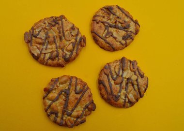 Çikolata ve fıstıklı mermiler arka planda.