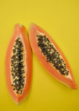 Kırmızı papaya renkli bir arkaplanı dilimliyor