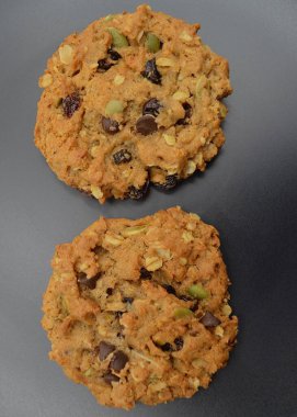 Çıtır taneli gevrek ve çikolatalı kurabiyeler mutfaktaki masada.