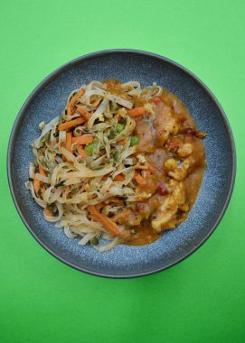 Renkli bir arka plana karşı Tayland usulü tavuk çorbası