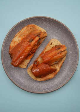 Viyana ekmeğine mango biberi soslu fileto.