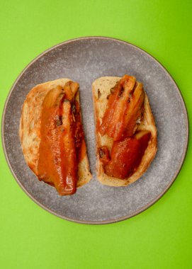 Viyana ekmeğine mango biberi soslu fileto.