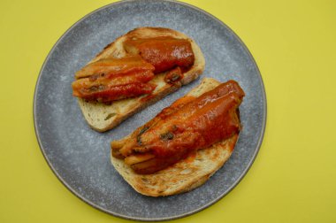 Viyana ekmeğine mango biberi soslu fileto.