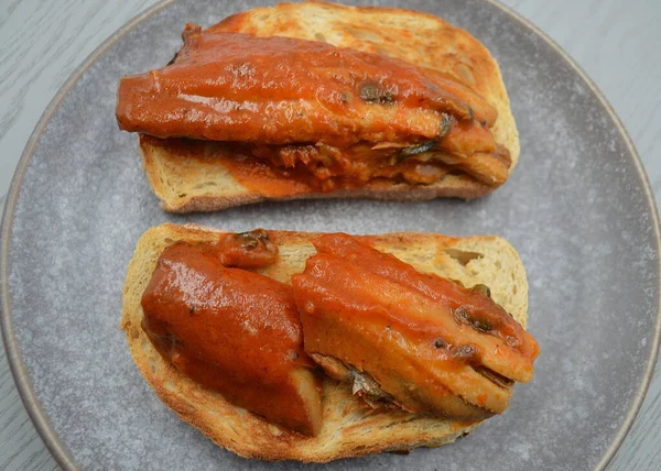 Viyana ekmeğine mango biberi soslu fileto.