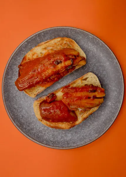 Viyana ekmeğine mango biberi soslu fileto.