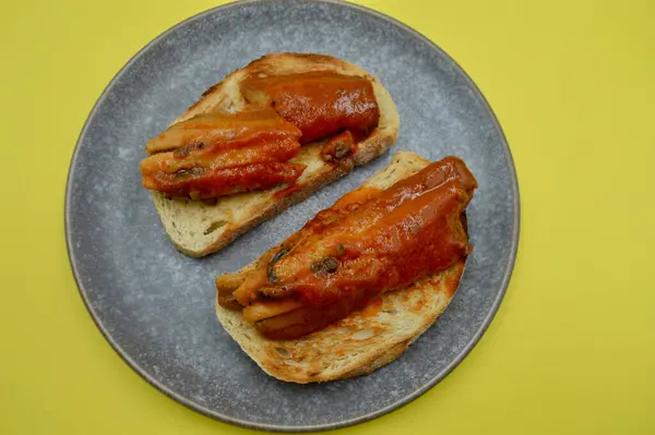 Viyana ekmeğine mango biberi soslu fileto.