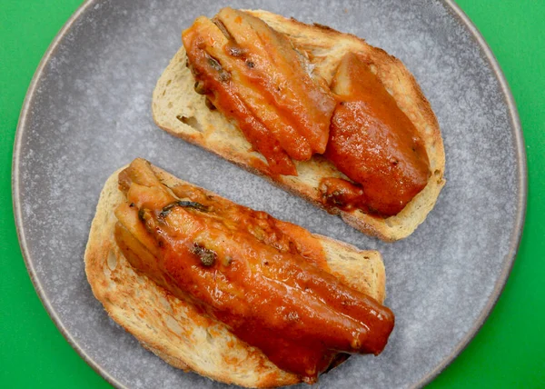 Viyana ekmeğine mango biberi soslu fileto.