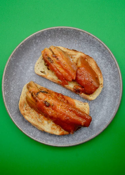 Viyana ekmeğine mango biberi soslu fileto.