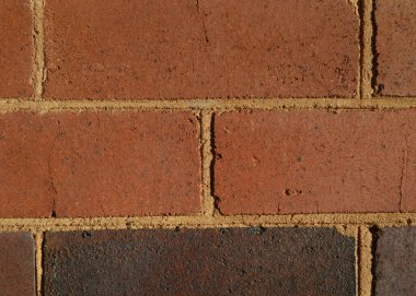 Öğleden sonra güneş ışığı altında tuğla manzarası