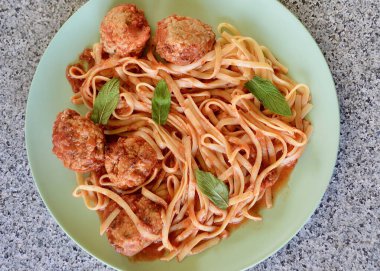 Napoli soslu tavuk köftesi ve linguine.