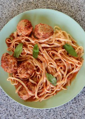 Napoli soslu tavuk köftesi ve linguine.