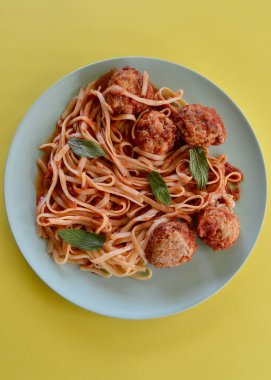 Napoli soslu tavuk köftesi ve linguine.