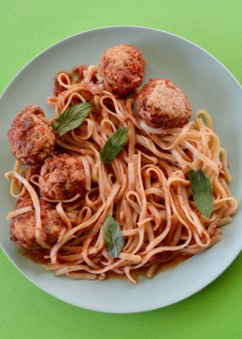 Napoli soslu tavuk köftesi ve linguine.