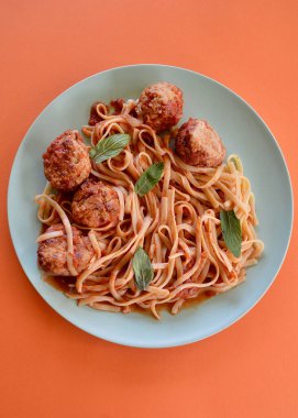 Napoli soslu tavuk köftesi ve linguine.