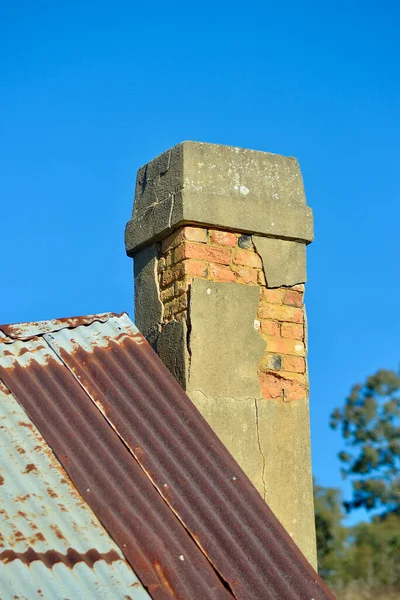 田舎の古い家の煙突 — ストック写真