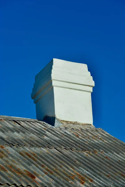Blick Auf Einen Weißen Schornstein Einem Alten Haus Auf Dem — Stockfoto