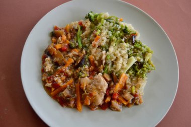 Brokoli ve kinoalı Teriyaki Tavuğu