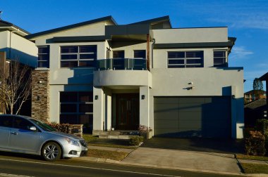 Güneşli bir öğleden sonra banliyöde bir ev manzarası