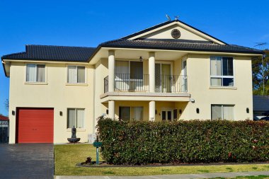 Güneşli bir öğleden sonra banliyöde bir ev manzarası