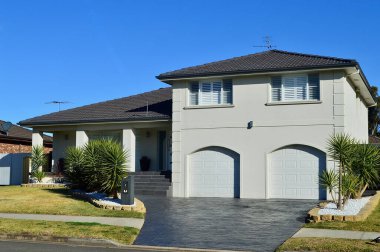 Güneşli bir öğleden sonra banliyöde bir ev manzarası