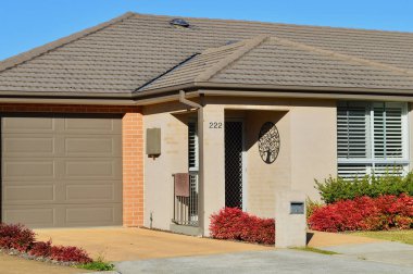 Sidney, Avustralya 'nın batısındaki Ropes Crossing' de modern bir ev manzarası.