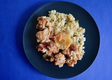 Sebzeli ve kızarmış pirinçli tatlı ve ekşi domuz.