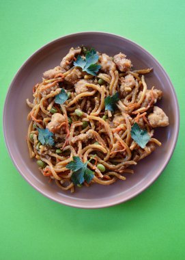 Kızarmış teriyaki tavuğu ve hokkien eriştesini karıştır.