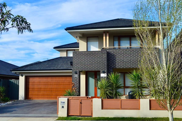 Güneşli bir öğleden sonra banliyöde konut