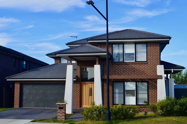 Güneşli bir öğleden sonra banliyöde konut